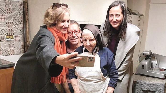 Annunziata Stori mentre fa un selfie 