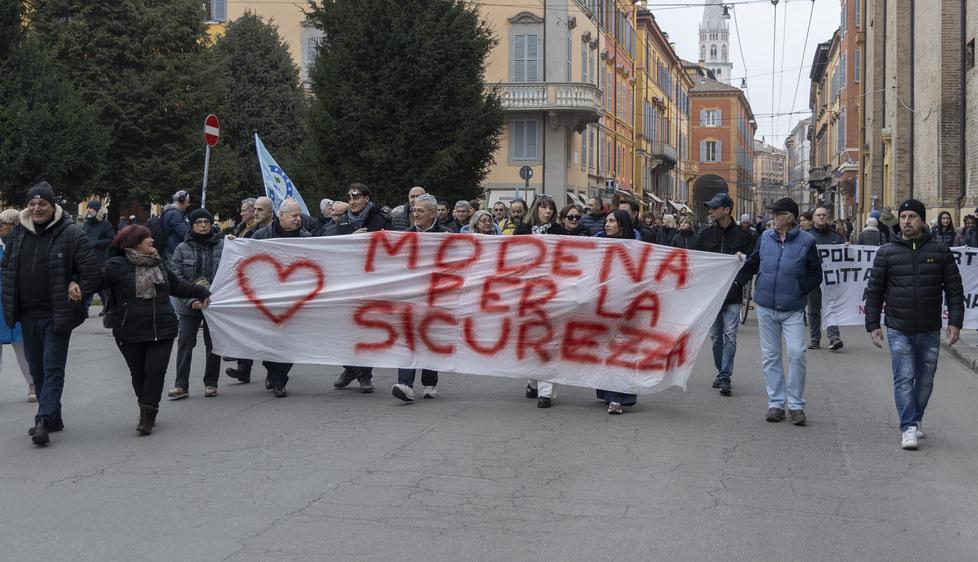 
	Il corteo dei cittadini in centro a Modena

