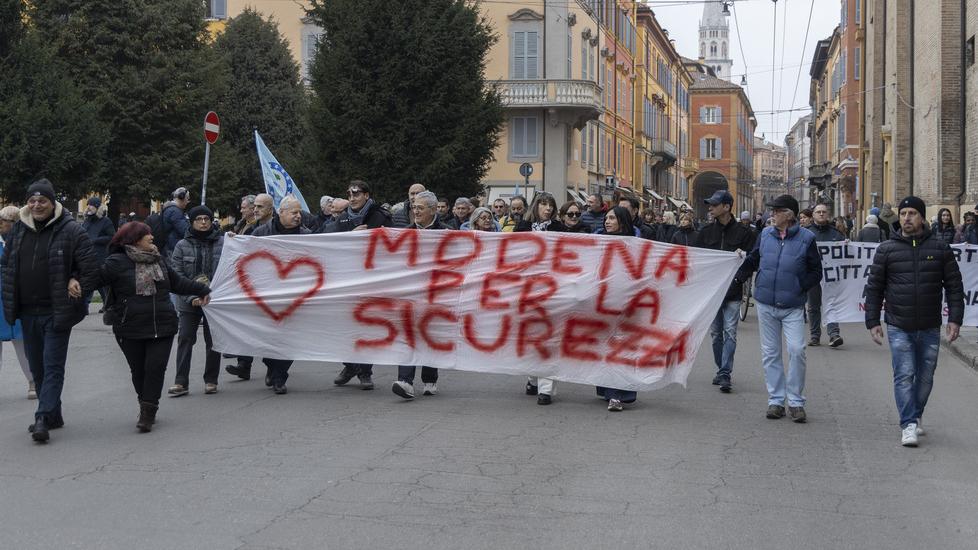 Il corteo dei cittadini in centro a Modena