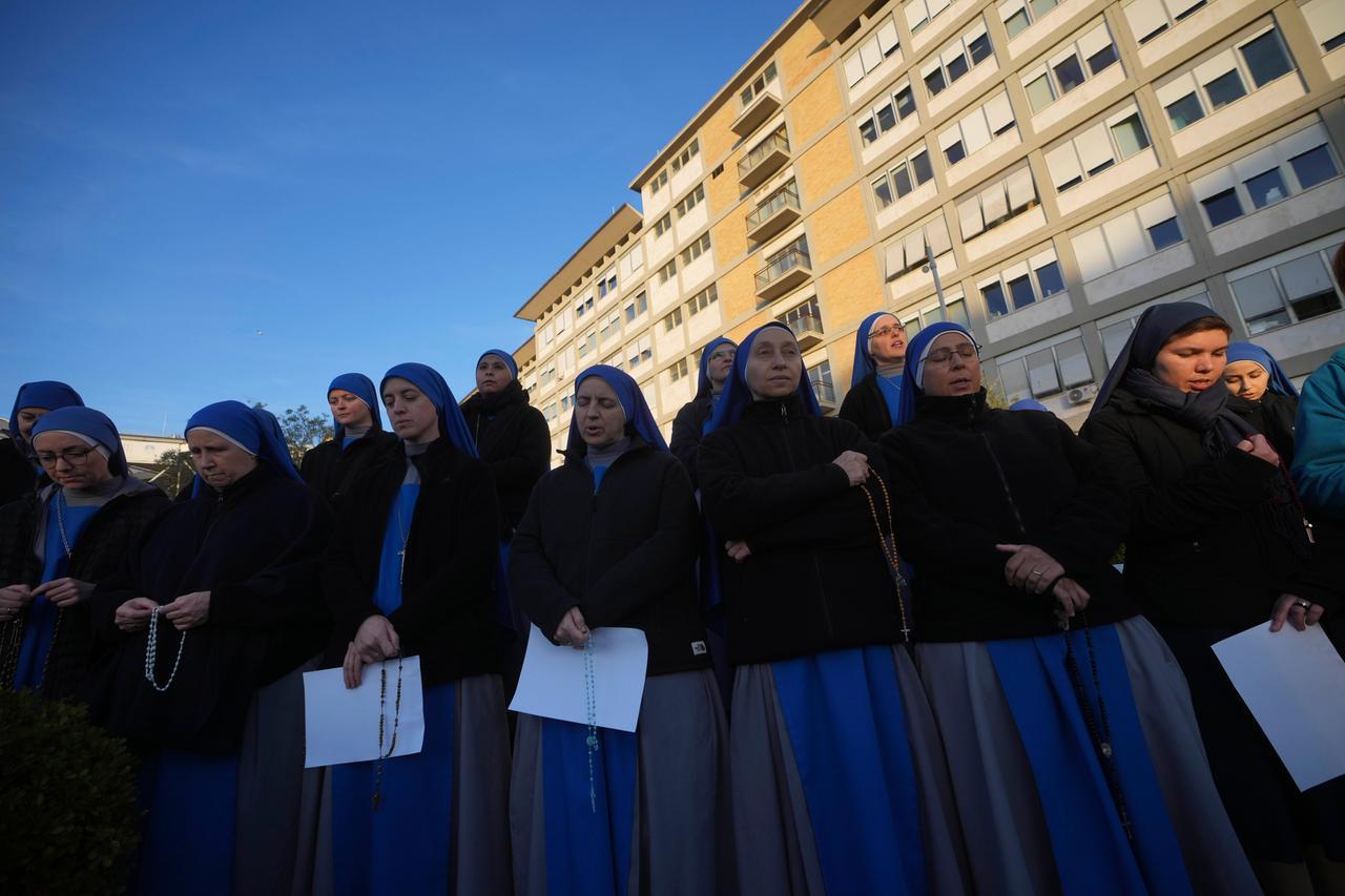 Papa Francesco, cardinale Gambetti: «Tempra robusta, la preghiera lo sorregge»