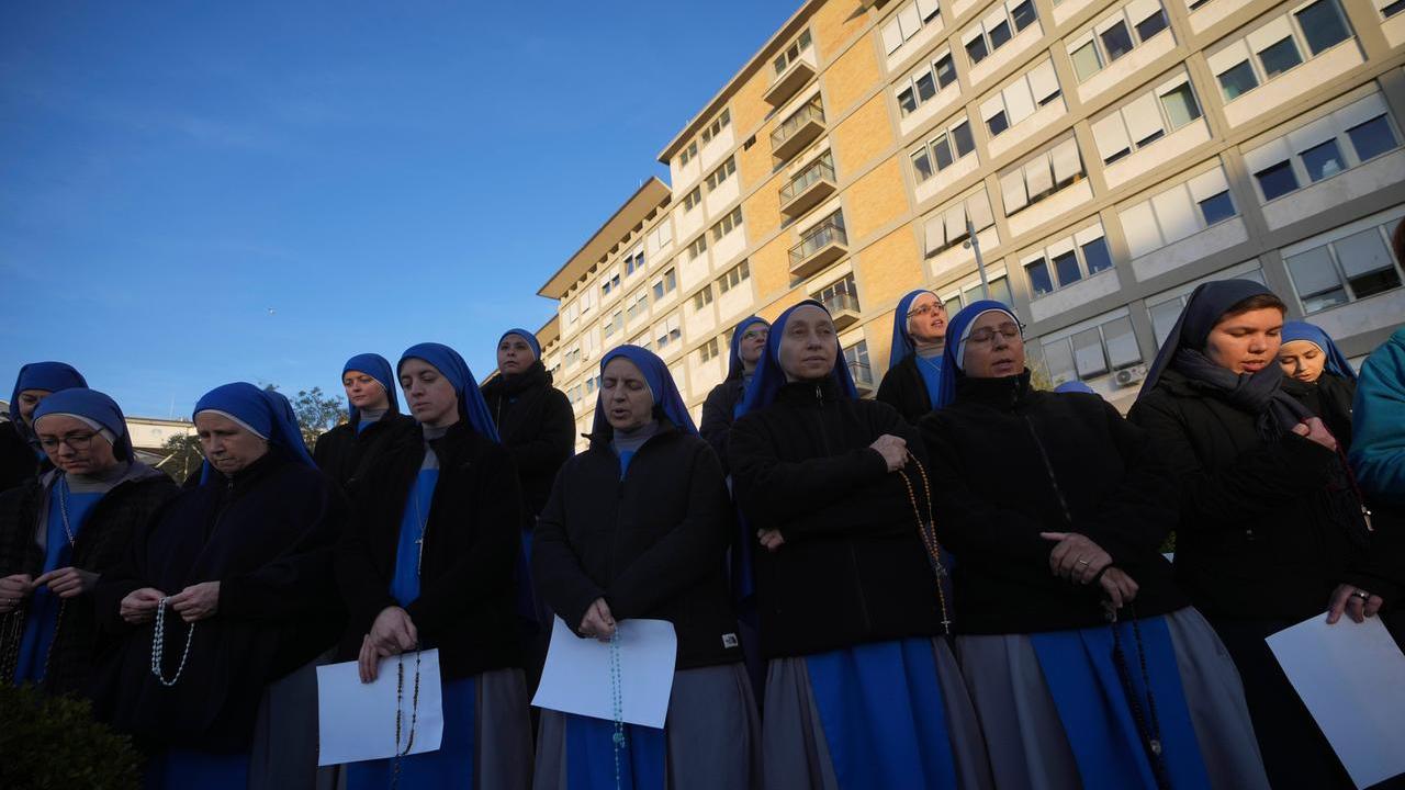 Papa Francesco, cardinale Gambetti: «Tempra robusta, la preghiera lo sorregge»