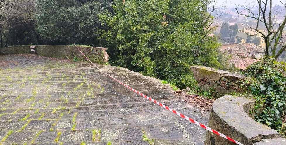 Il parapetto crollato