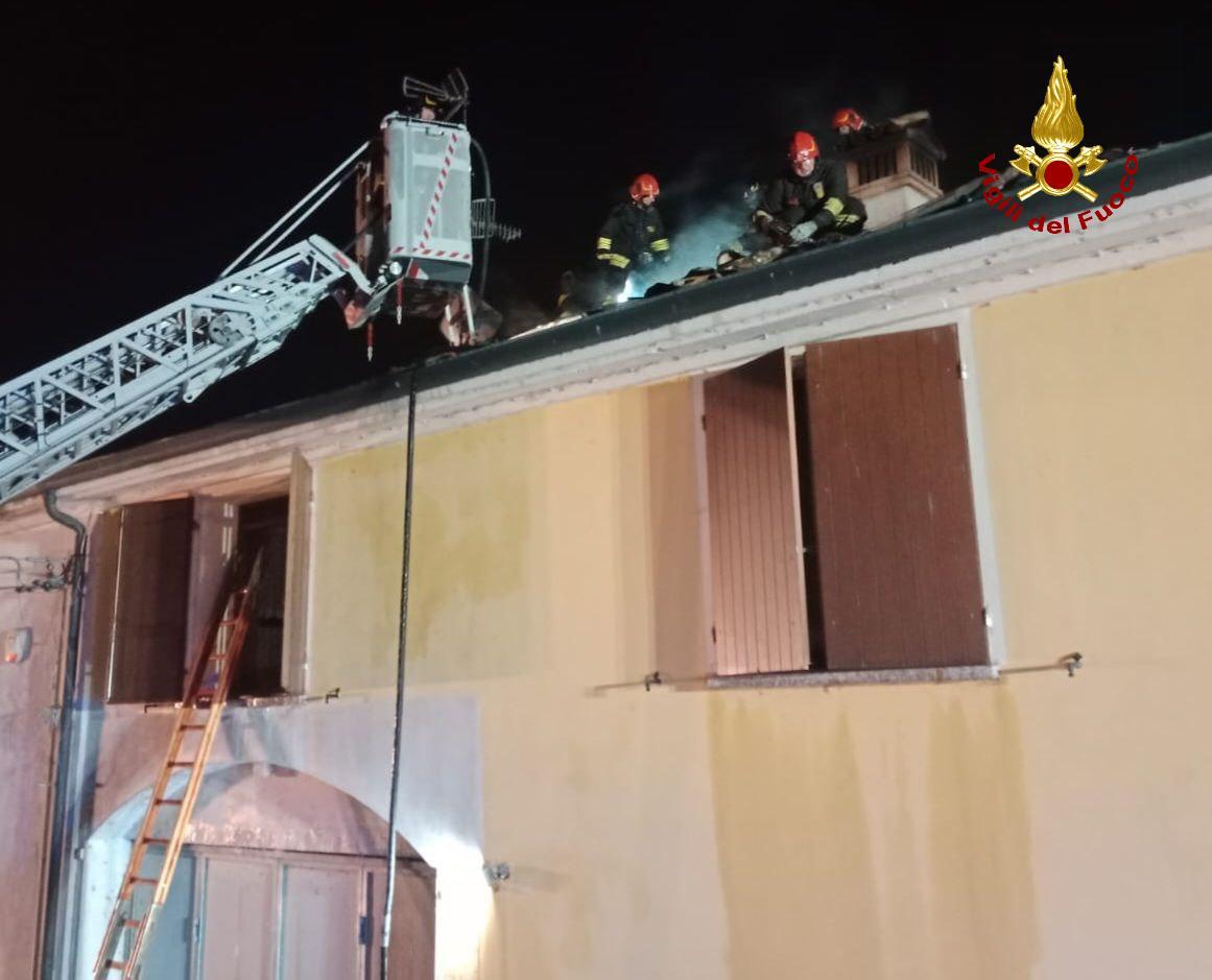Guastalla, prende fuoco un tetto di una casa di campagna