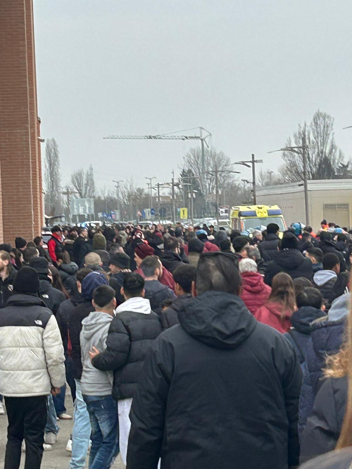 Tifosa spinta a terra da un giovane in monopattino, rissa fuori dallo stadio