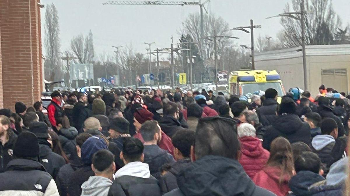 Tifosa spinta a terra da un giovane in monopattino, rissa fuori dallo stadio