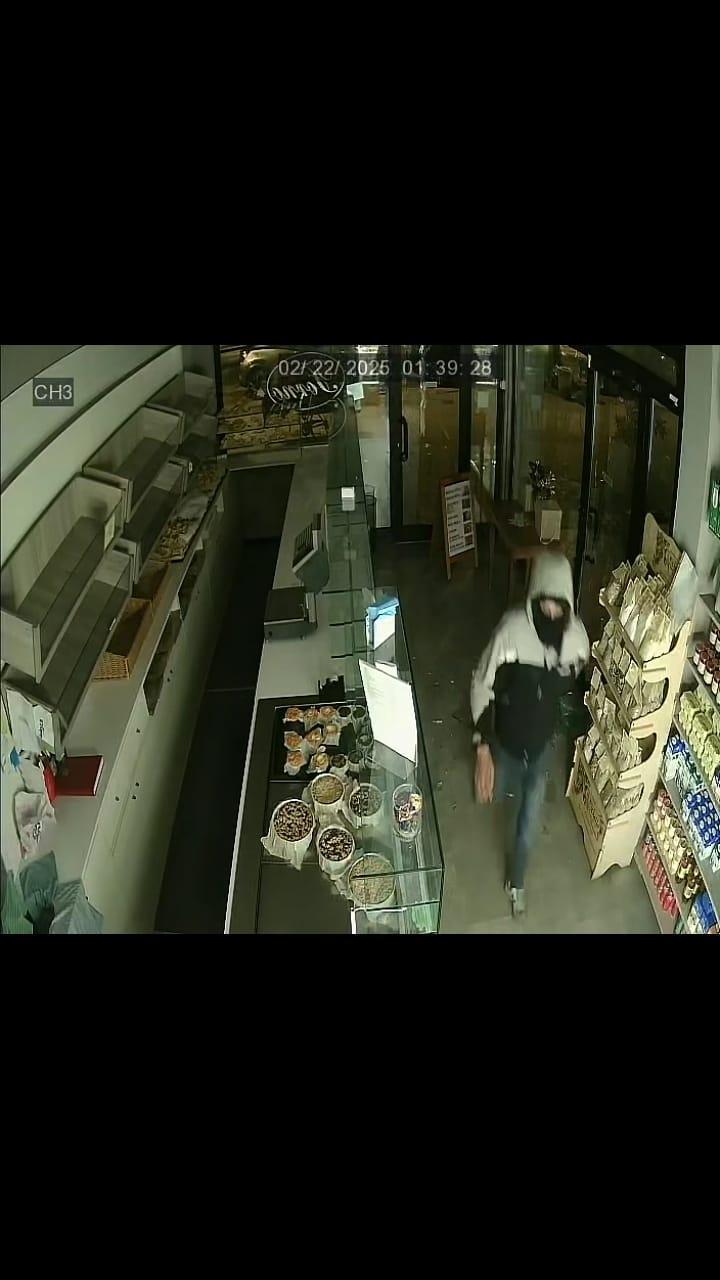 Due furti al forno Ferrari in due settimane: «Cos’è diventata questa città?». Il video dell’assalto