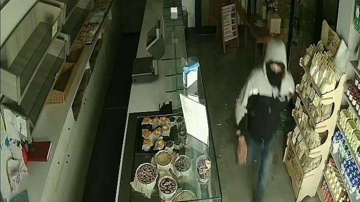 Due furti al forno Ferrari in due settimane: «Cos’è diventata questa città?». Il video dell’assalto