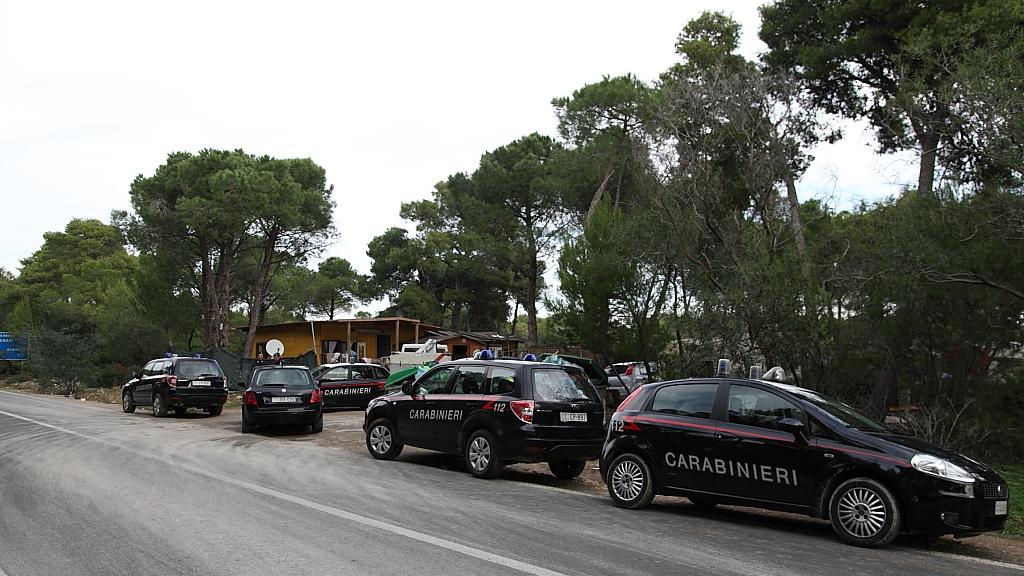 Le gazzelle dell'Arma durante il blitz <em>(foto Gabrielli)</em>