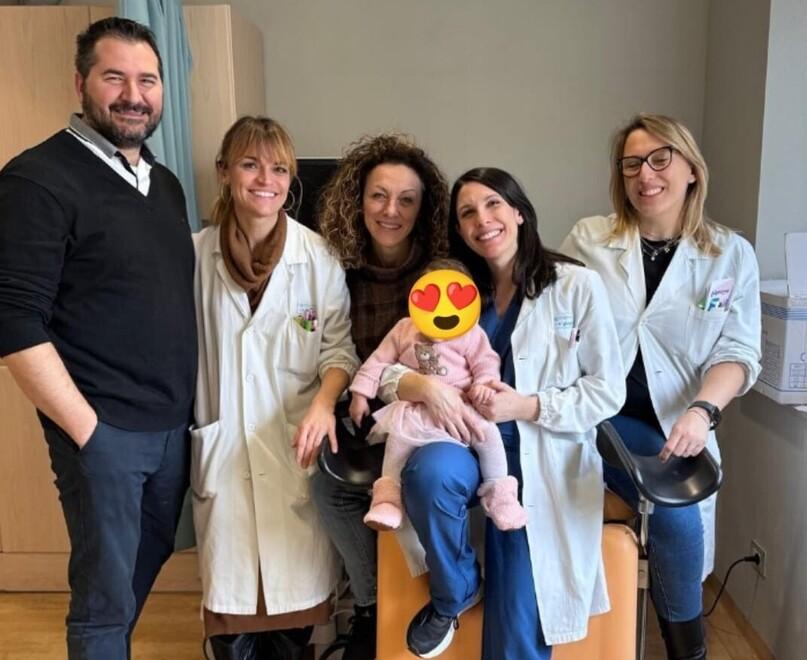 
	La neonata con i genitori e l'&eacute;quipe del Policlinico


