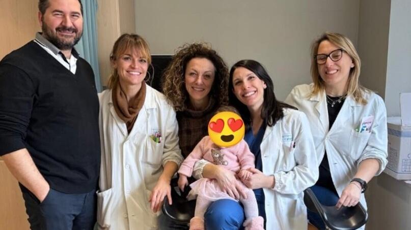 La neonata con i genitori e l'équipe del Policlinico