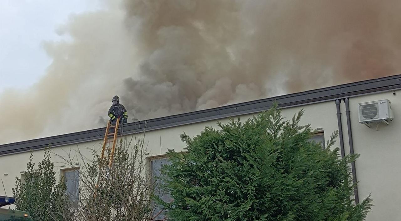 
	L'incendio sul tetto della casa

