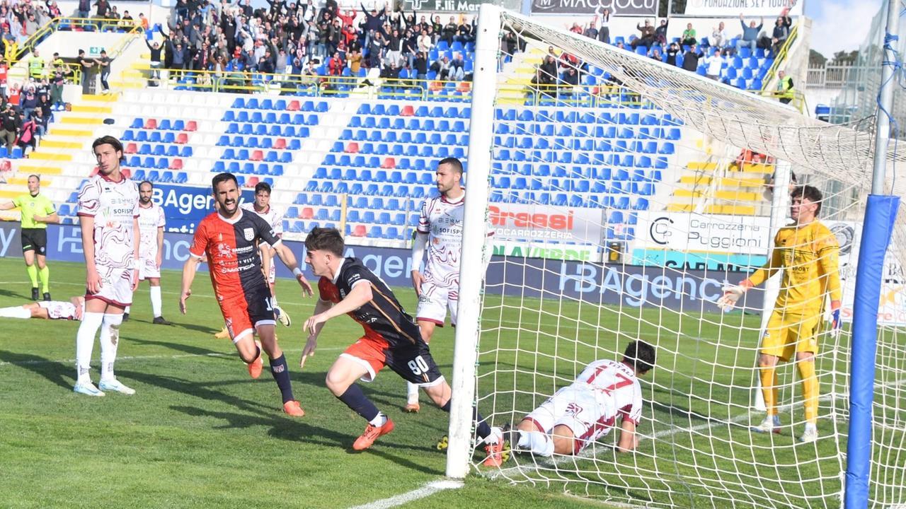 <strong>Michele Carboni </strong>esulta per la sua rete all'esordio da titolare (foto Mauro Chessa)