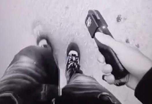 
	Un giovane mostra il taser su Instagram

