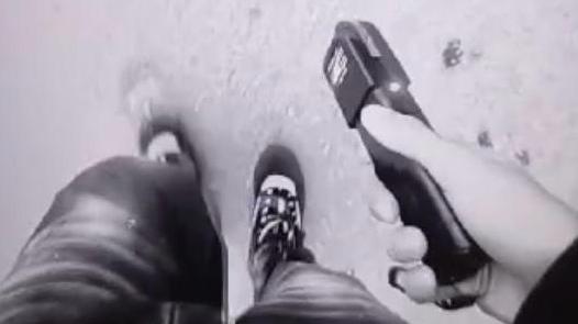 Un giovane mostra il taser su Instagram