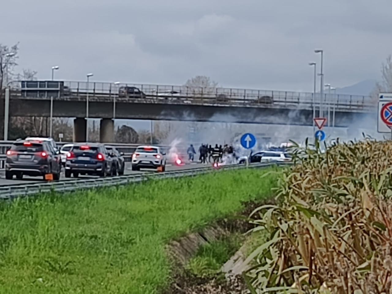 
	Gli scontri tra tifosi sull'A12

