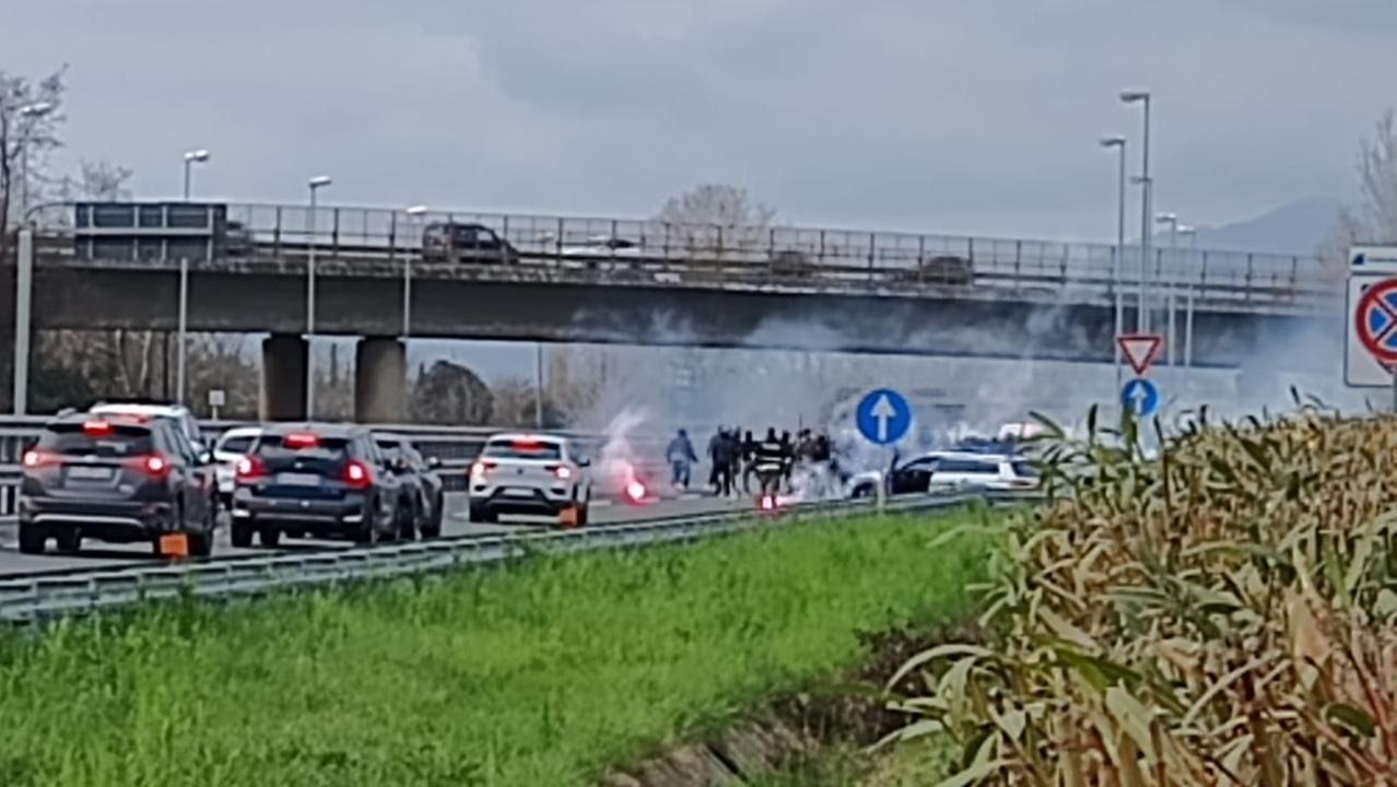 Gli scontri tra tifosi sull'A12