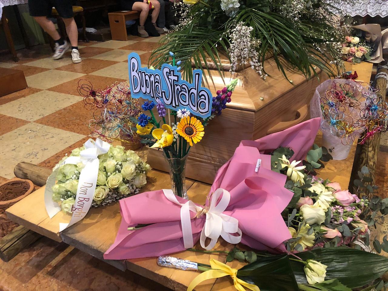 Lacrime, musica e palloncini per l’addio ad Alice morta a 14 anni