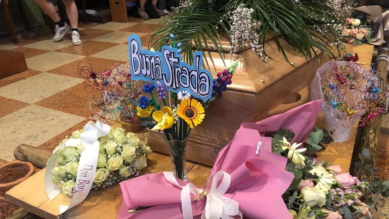 Lacrime, musica e palloncini per l’addio ad Alice morta a 14 anni