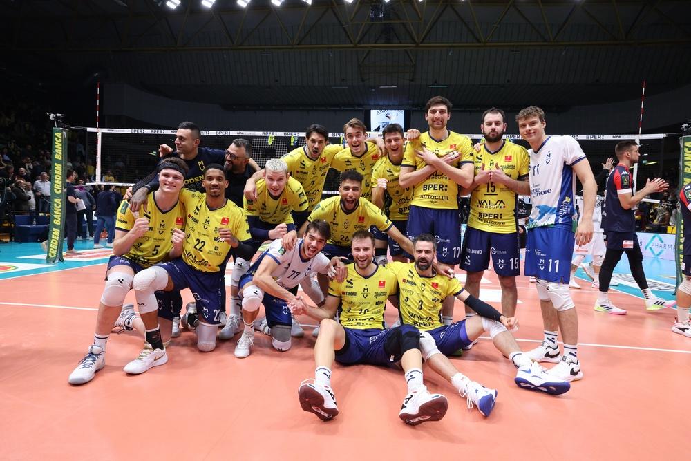 
	Modena Volley esulta dopo la vittoria con Taranto


