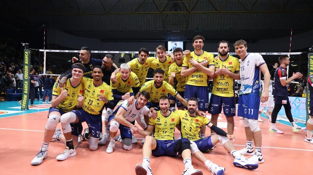 Modena Volley esulta dopo la vittoria con Taranto