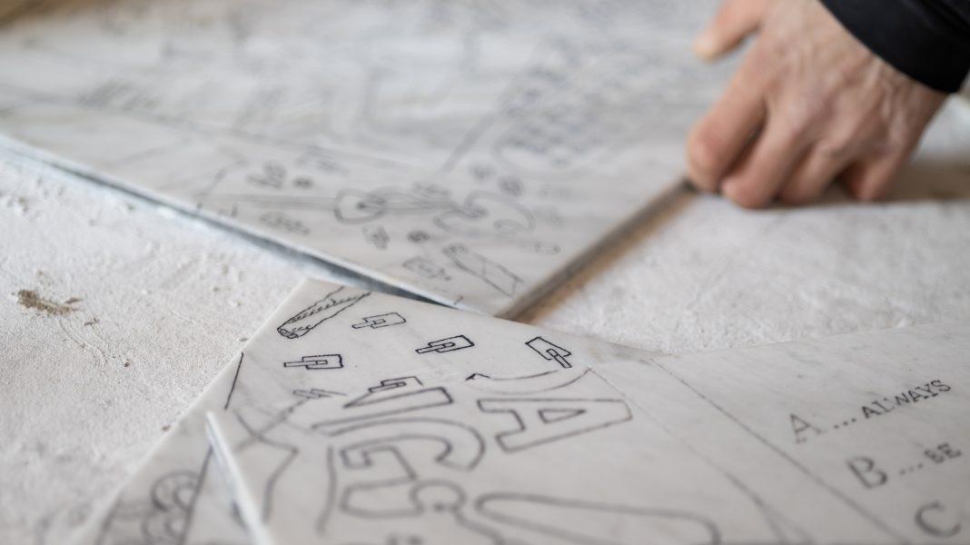 La memoria di una generazione incisa sul pavimento di Spazio C21