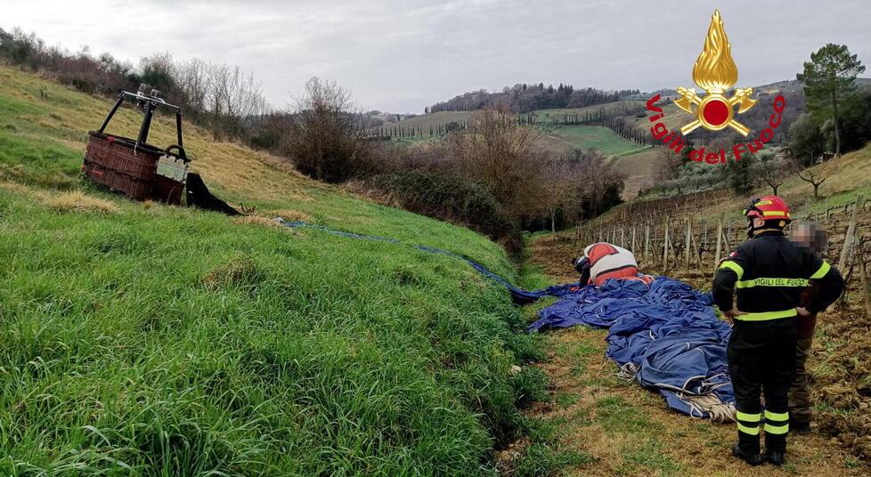 Mongolfiera con babbo, mamma e figlio costretta a un atterraggio d’emergenza