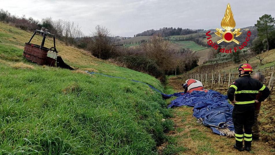 Mongolfiera con babbo, mamma e figlio costretta a un atterraggio d’emergenza