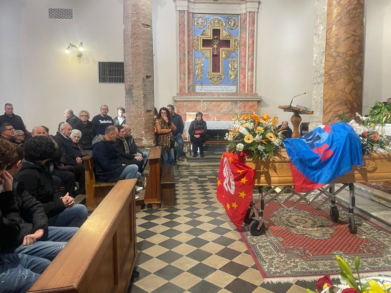 
	Un momento del funerale del sindacalista della Uilm Uil, Marcello Casati, celebrato nella chiesa di San Verano a Peccioli

