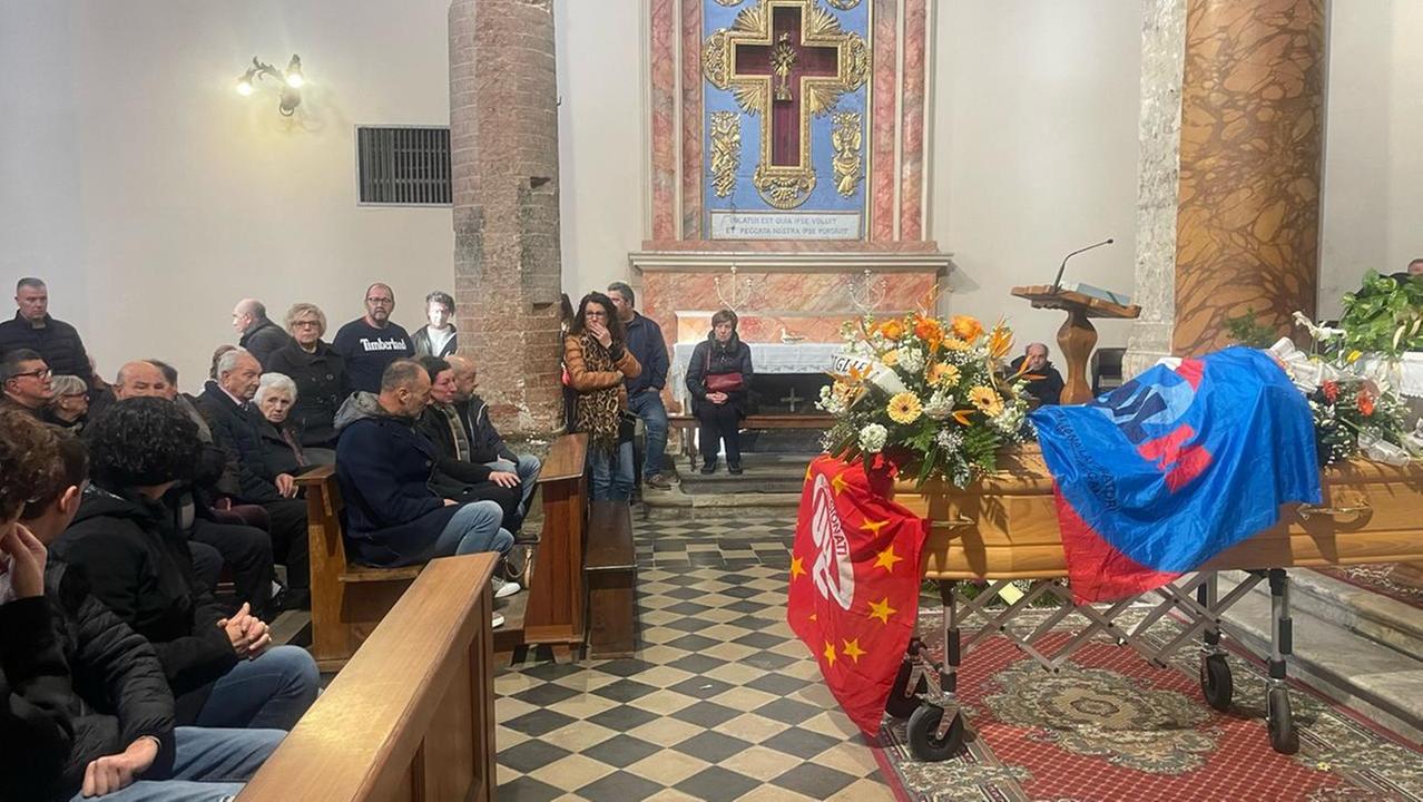 Un momento del funerale del sindacalista della Uilm Uil, Marcello Casati, celebrato nella chiesa di San Verano a Peccioli