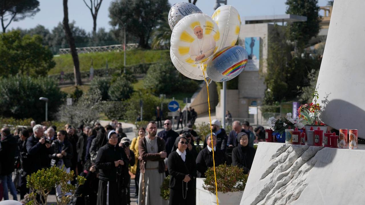 Preghiere davanti al Policlinico Gemelli dove è ricoverato Papa Francesco
