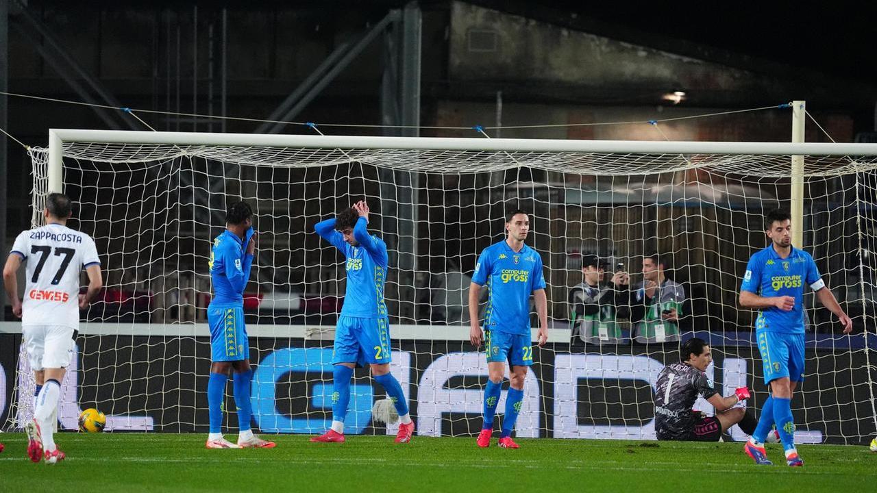 La delusione degli azzurri dopo l'ennesimo gol (foto Nucci)
