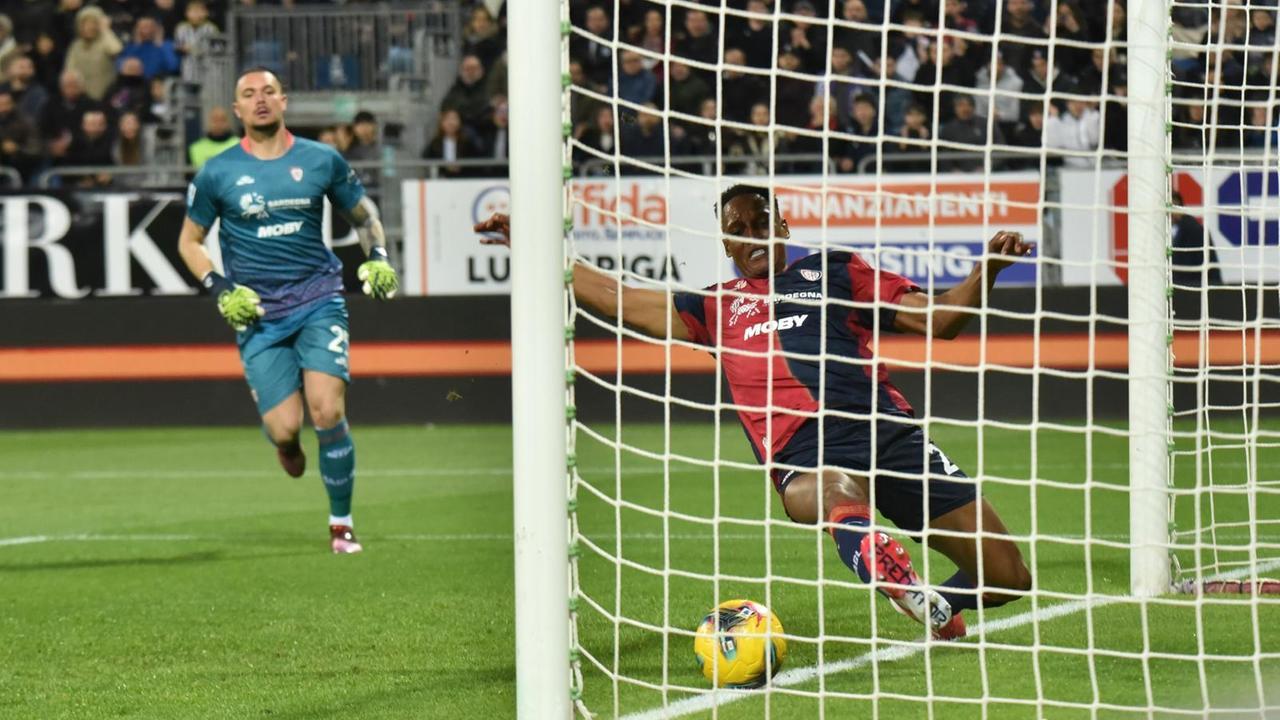 Yerry Mina non riesce a evitare che la palla calciata da Vlahovic superi la linea di porta (foto Mario Rosas)