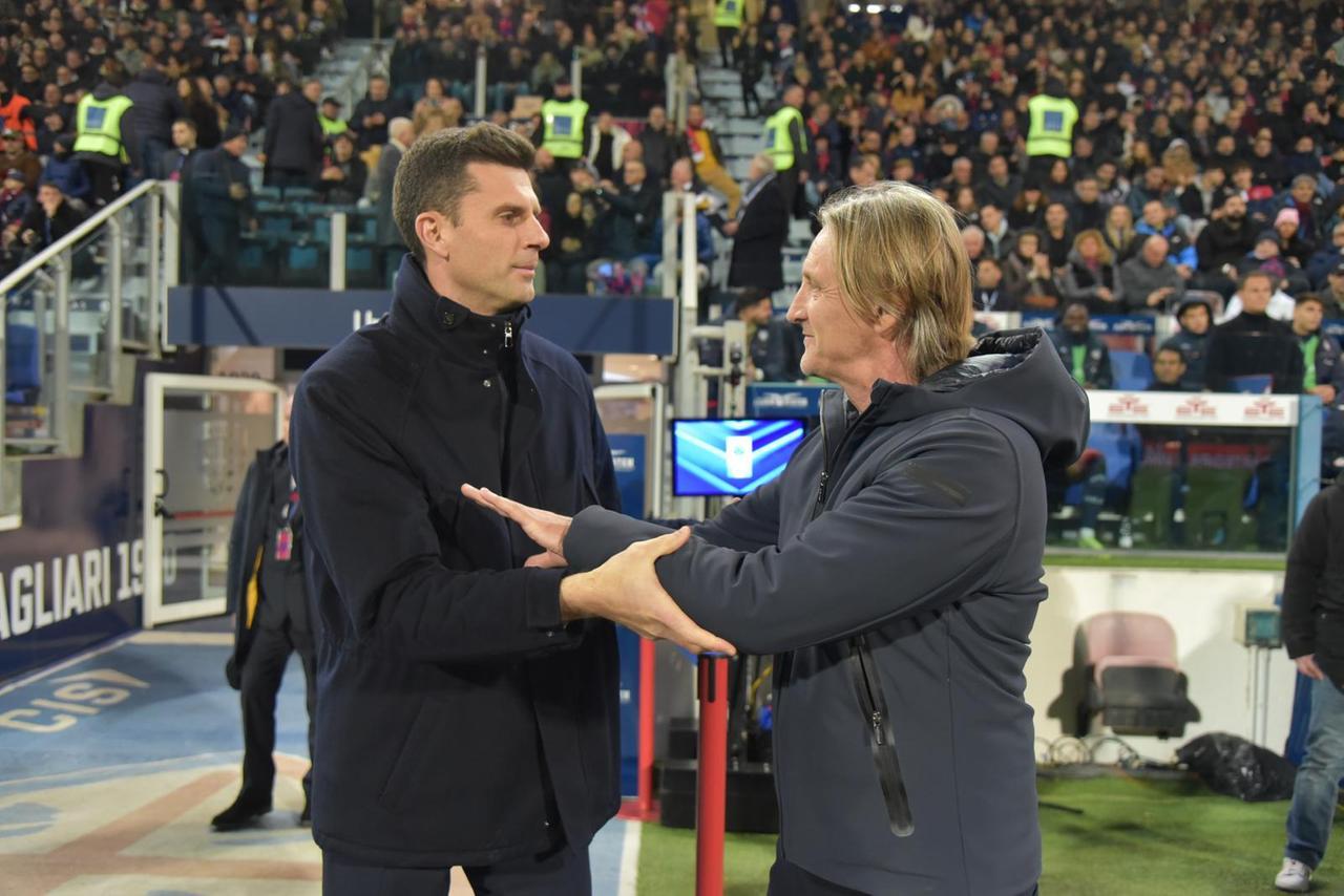 
	Nella foto di Mario Rosas il saluto degli allenatori

