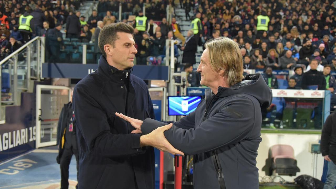 Nella foto di Mario Rosas il saluto degli allenatori