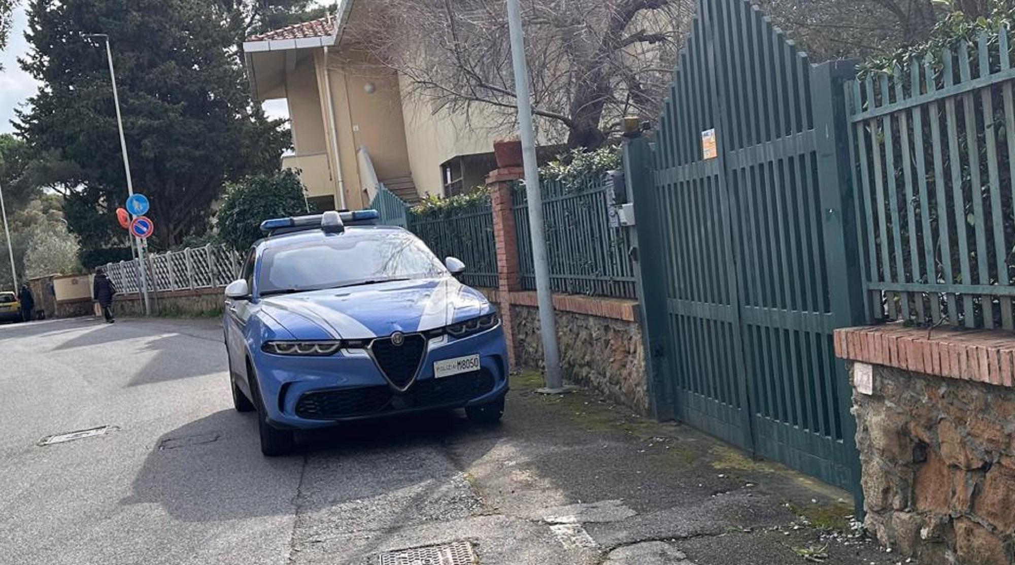 La polizia fuori dall'abitazione