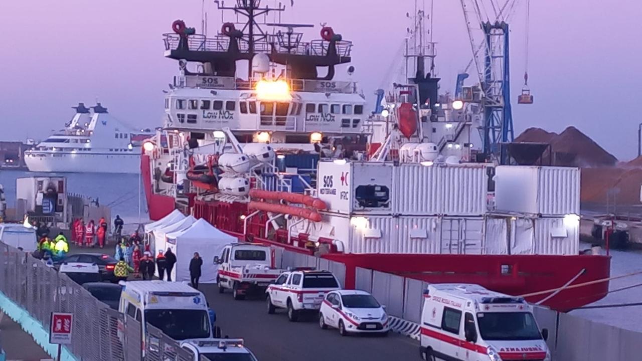 La nave "Ocean Viking" in porto a Livorno (foto d'archivio)
