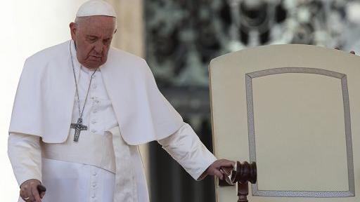 Come sta il Papa? «Quadro clinico frequente negli anziani. Sepsi, bisognerà valutare la capacità di reazione»