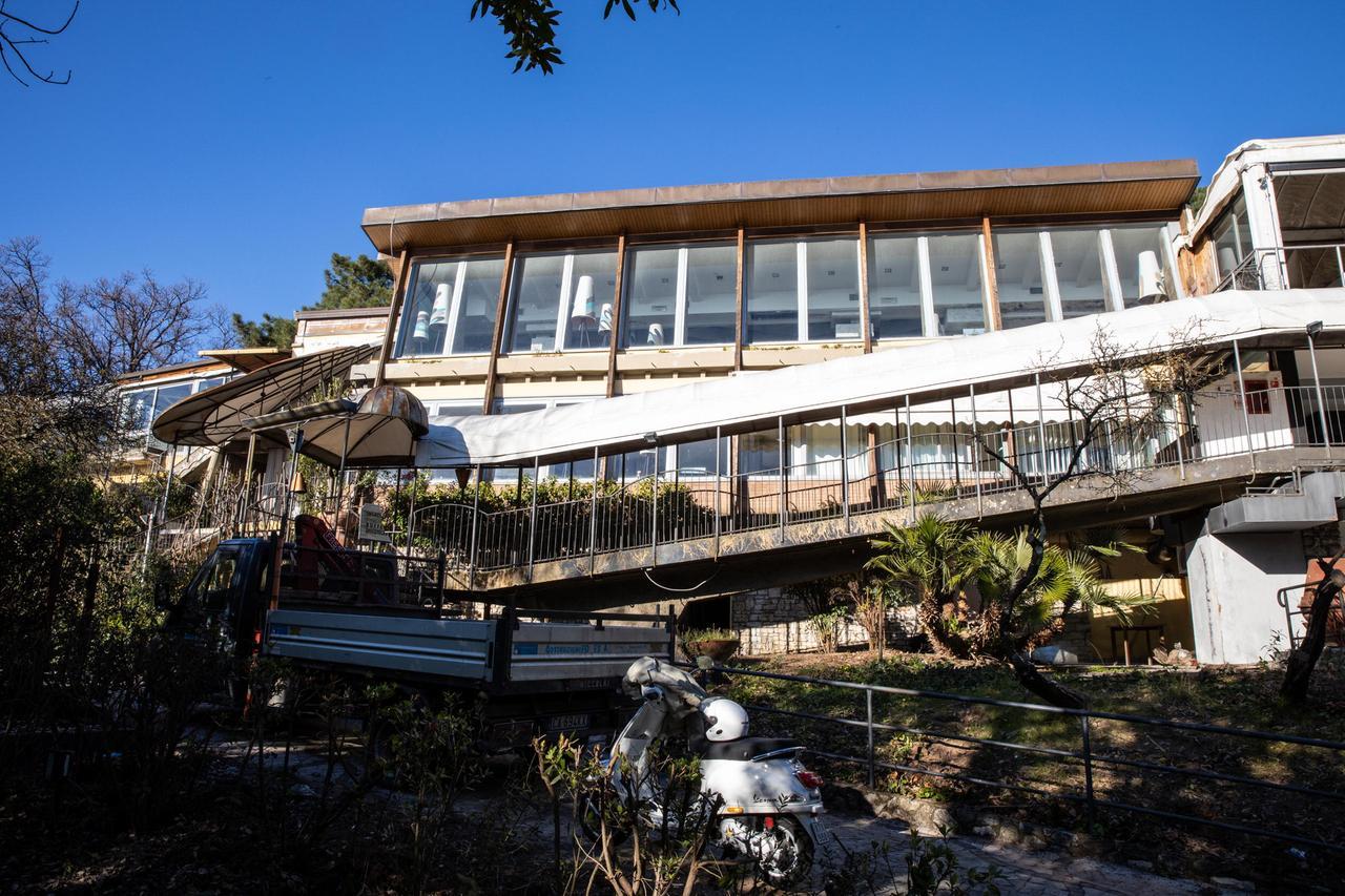 
	La discoteca delle Panteraie

