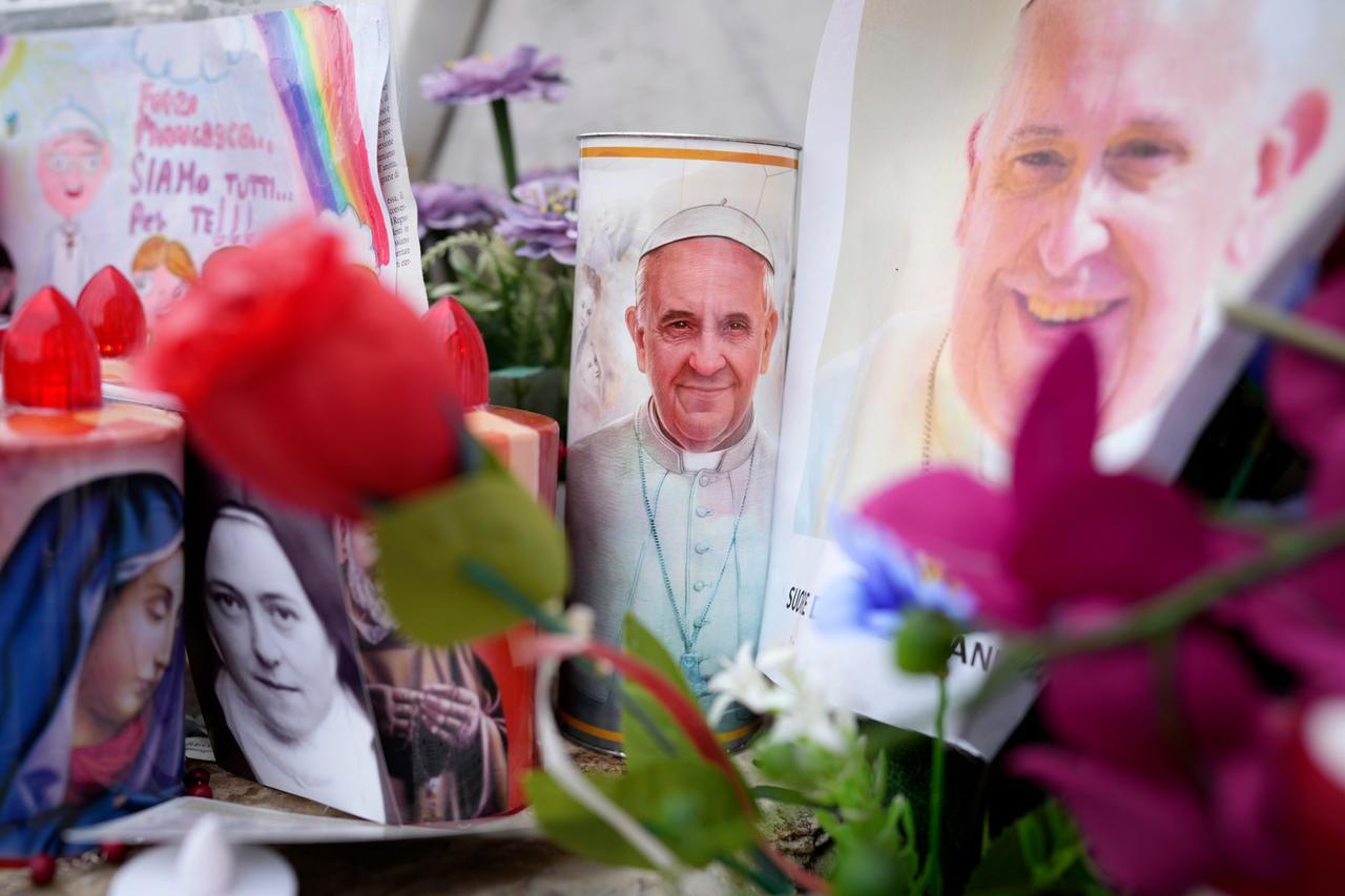 Papa Francesco sempre in condizioni critiche, Santa Sede: «La notte è trascorsa bene, è di buon umore»