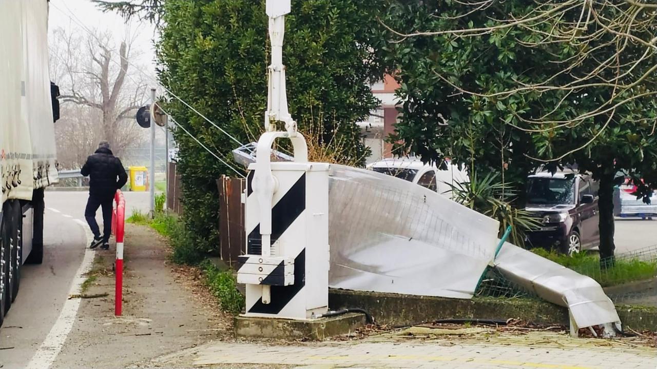 Camion abbatte il palo della linea elettrica sulla linea Fer Reggio-Ciano