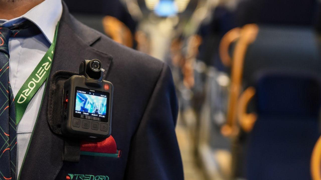 Una bodycam sulla giacca di un dipendente al lavoro su un treno (Foto LaPresse)