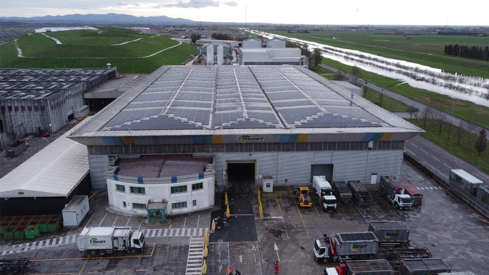Gli scarti plastici dei vivai tornano vasi grazie alla filiera chiusa targata Revet
