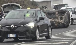 Livorno, incidente sul Romito: auto su un fianco