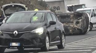 Livorno, incidente sul Romito: auto su un fianco