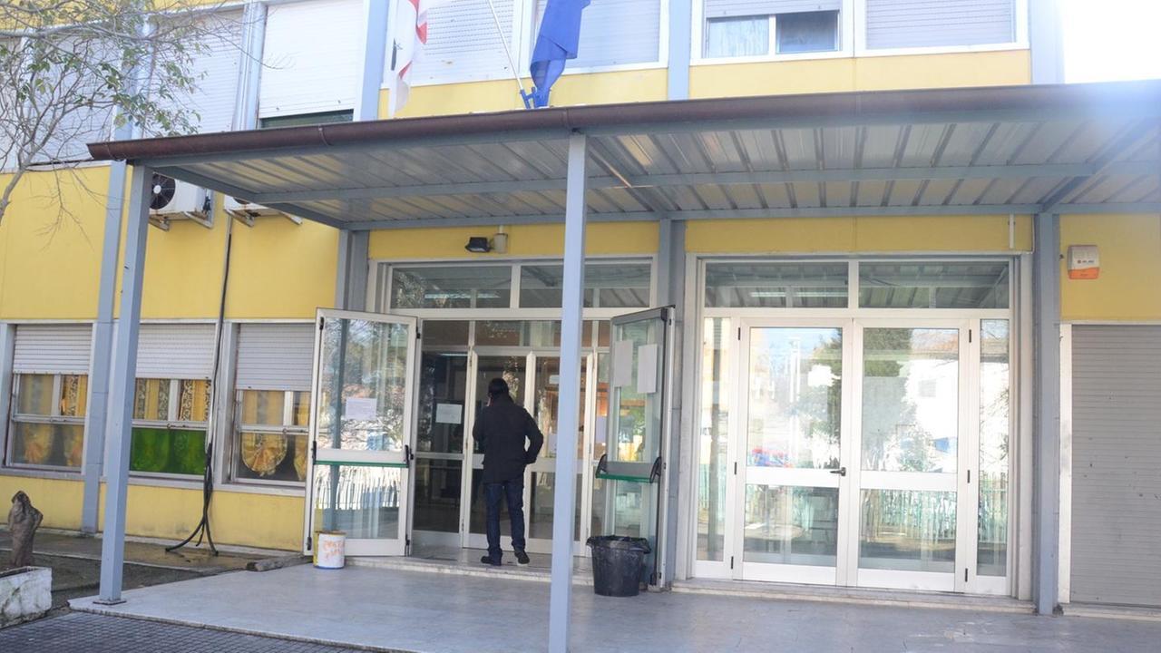 Sassari: crollano calcinacci dal solaio, lezioni sospese nella scuola media