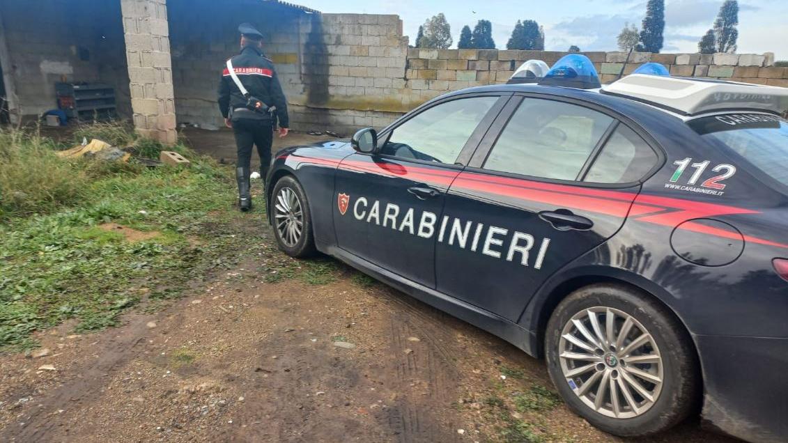Carabinieri in un casolare di campagna in una foto di archivio 