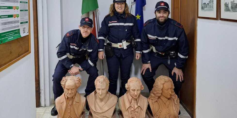 Filosofi di terracotta in fuga, il mistero del furto più strano dell'anno in Toscana