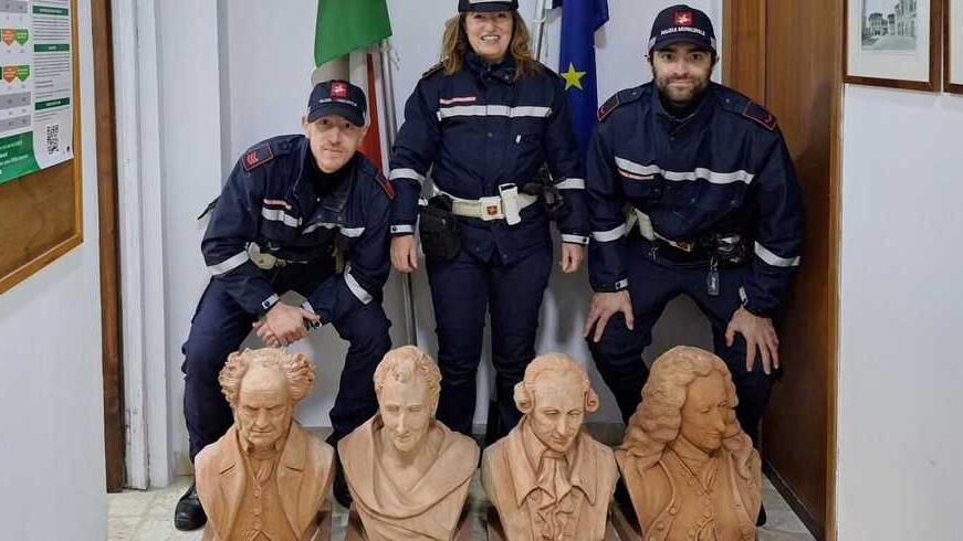 Filosofi di terracotta in fuga, il mistero del furto più strano dell'anno in Toscana
