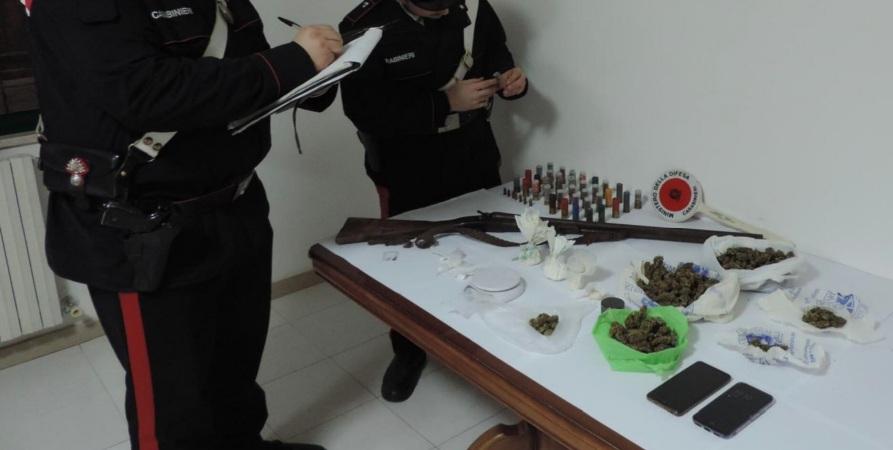 In casa un piccolo market della droga e una doppietta, i carabinieri arrestano un 35enne