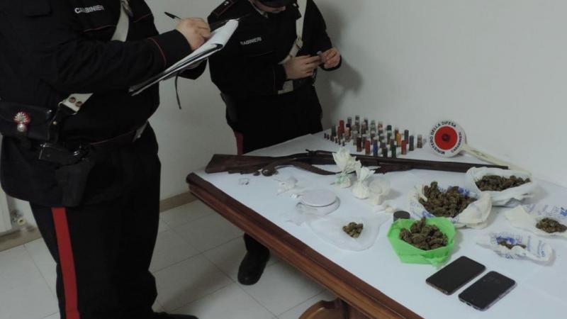 In casa un piccolo market della droga e una doppietta, i carabinieri arrestano un 35enne